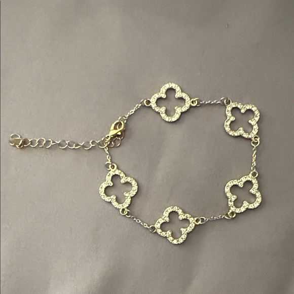 Jewelry - Elegant Gold Clover Bracelet